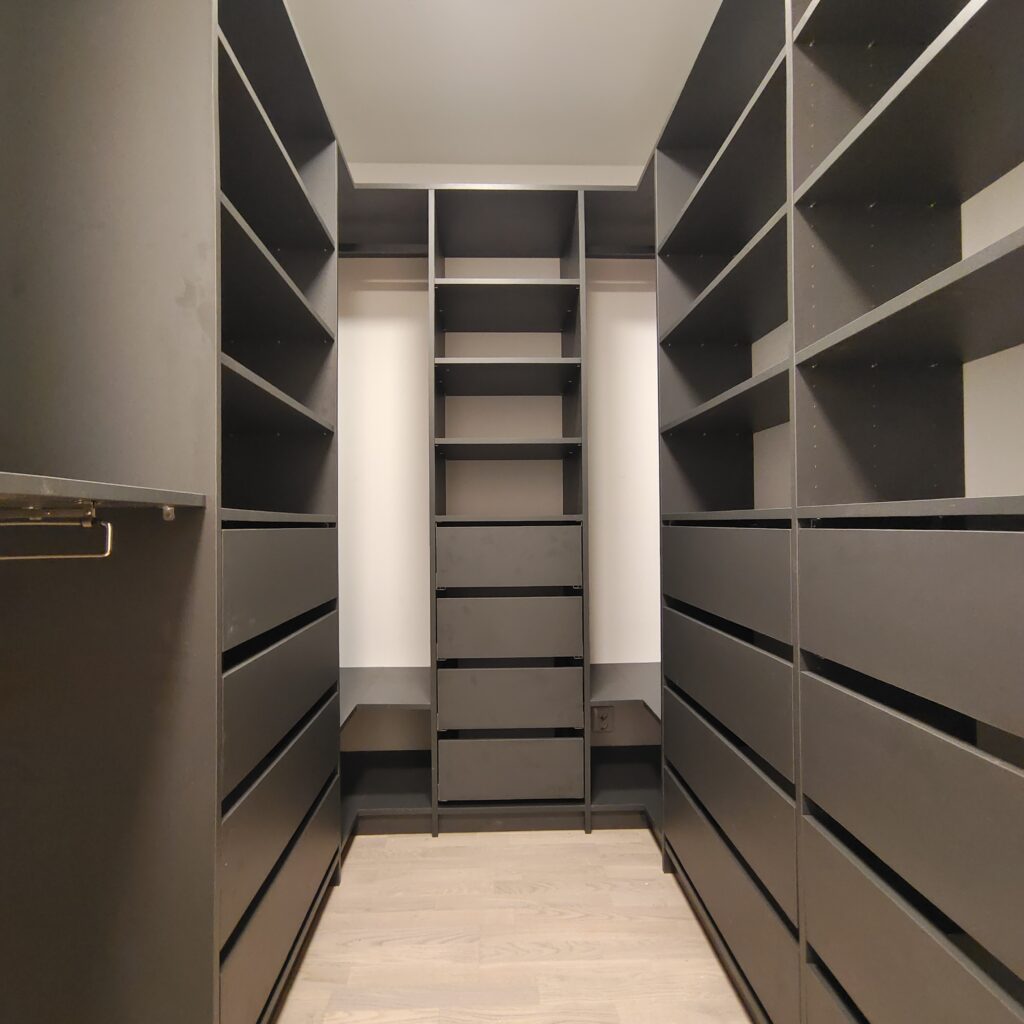 Moderne garderobe på mål med maksimal plassutnyttelse fra MK Design.
