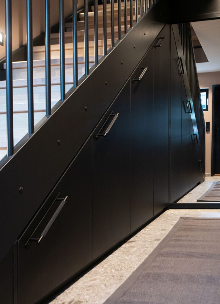 Moderne og stilren garderobe spesialtilpasset med personlig veiledning fra MK Design. 
